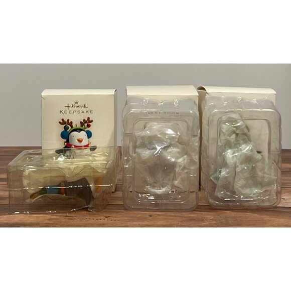 SET OF 3 2007 HALLMARK KEEPSAKE ORNAMENT SOUTH POLE PALS PENGUINS IN CHEER GEAR - Picture 5 of 12